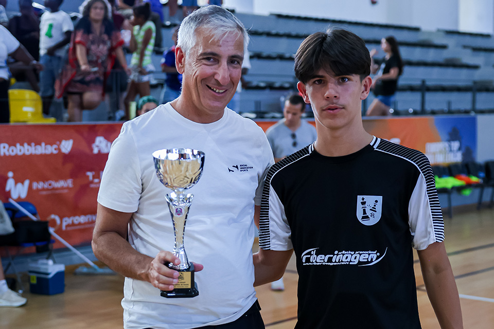 entrega da taça à esquipa vencedora