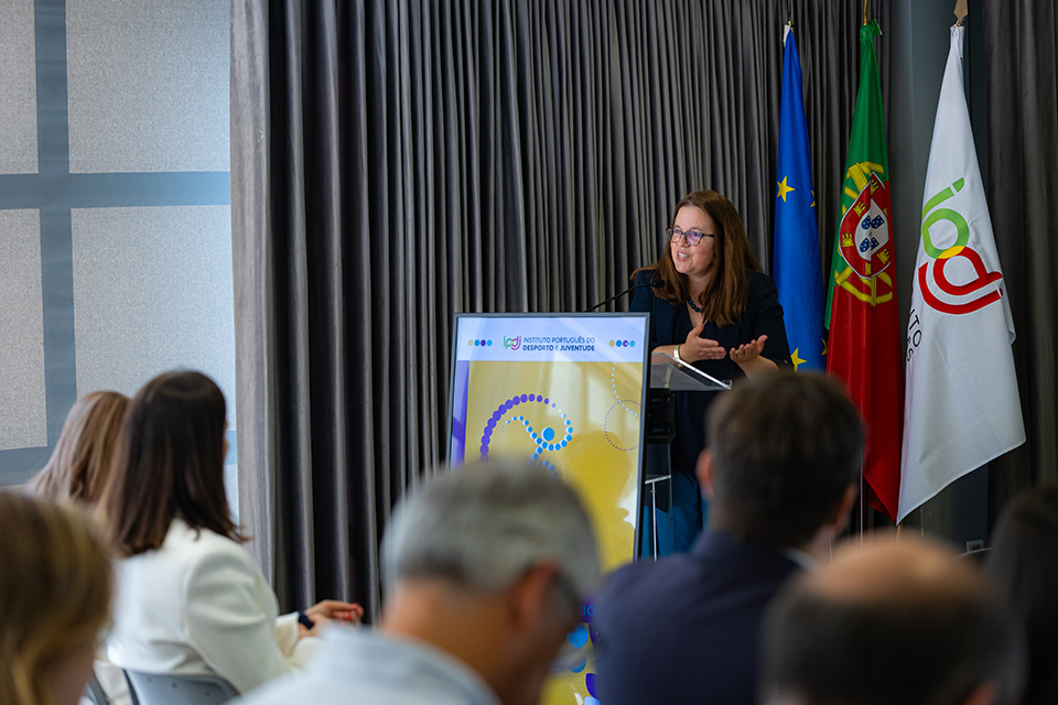 fotografia da presidente da CIG a falar no pulpito 