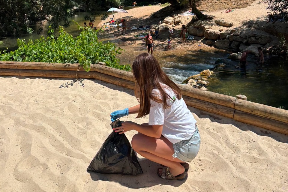 Jovem em ação de limpeza na natureza
