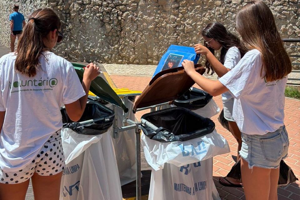 Foto de jovens em atividade durante o projeto