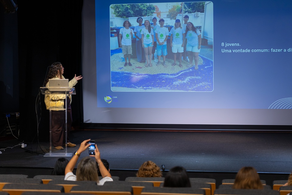 Foto do elemento da Associação H2O durante a apresentação do seu projeto