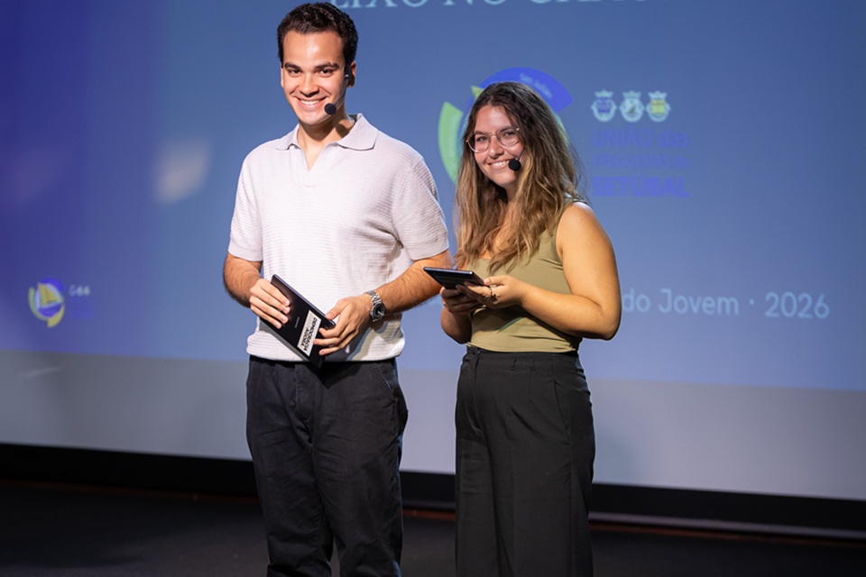 Foto com os dois jovens que apresentaram a sessão regional de Lisboa e Vale do Tejo destes prémios