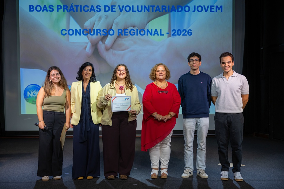 Foto da segunda entidade vencedora com distinção, com o júri e os jovens apresentadores desta sessão