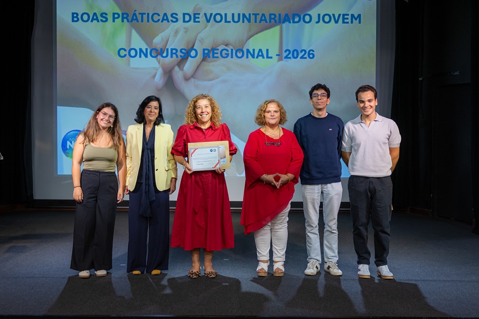 Foto da primeira entidade vencedora com distinção, com o júri e os jovens apresentadores desta sessão