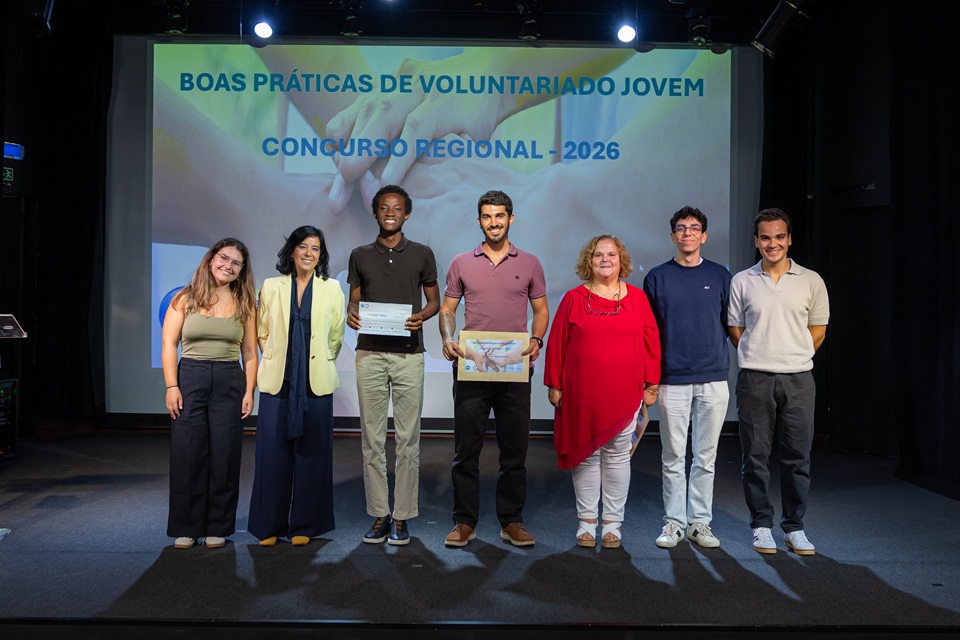 Foto da entidade vencedora do segundo prémio com o júri e os jovens apresentadores desta sessão
