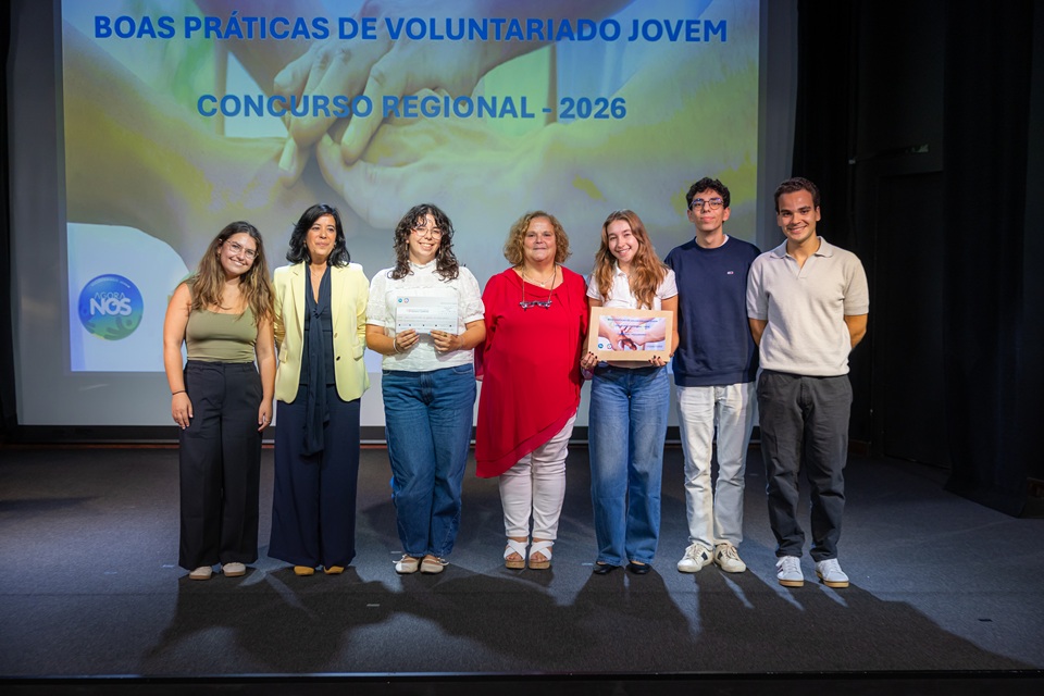 Foto da entidade vencedora do primeiro prémio com o júri e os jovens apresentadores desta sessão