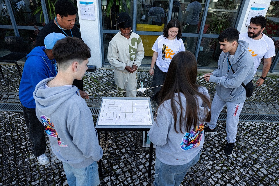 Foto com jovens, técnicos do IPDJ e parceiros em atividade desportiva no CJL