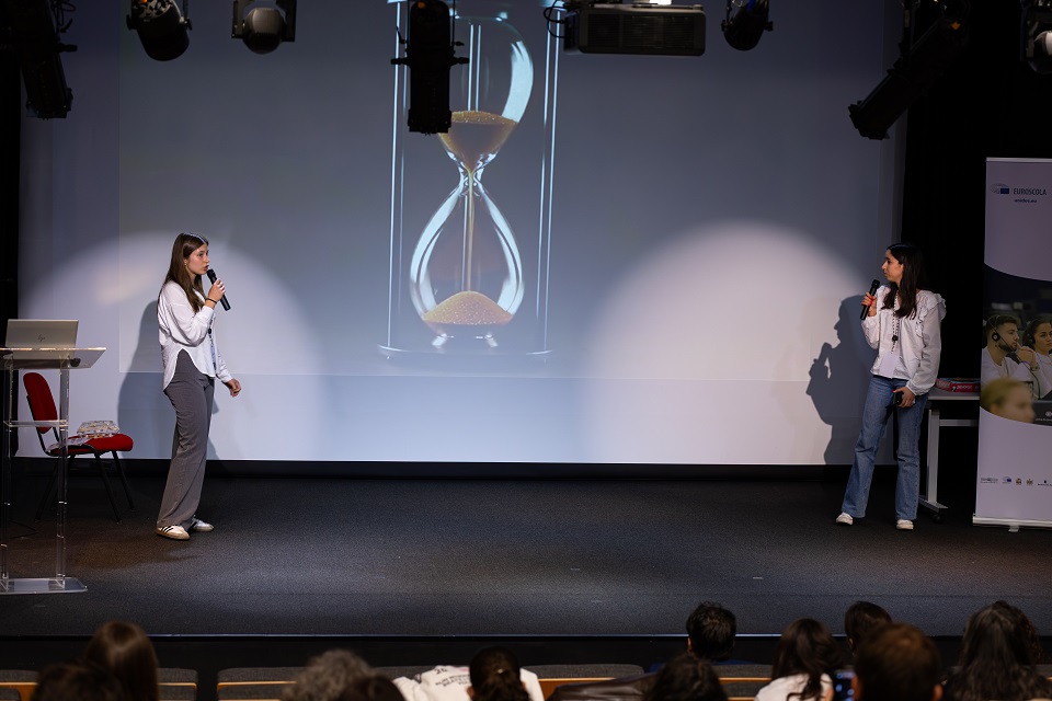 Foto 1 de jovens vencedoras do Concurso Euroscola na região de Lisboa e Vale do Tejo