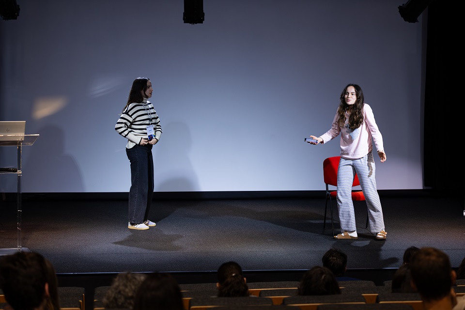 Foto 2 de jovens vencedoras do Concurso Euroscola na região de Lisboa e Vale do Tejo
