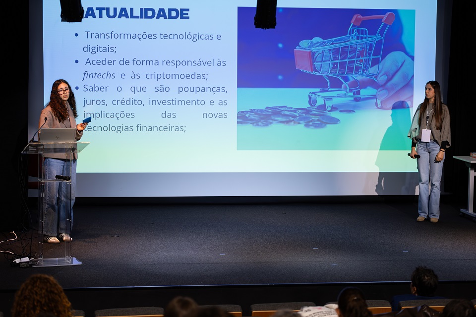 Foto 3 de jovens vencedoras do Concurso Euroscola na região de Lisboa e Vale do Tejo