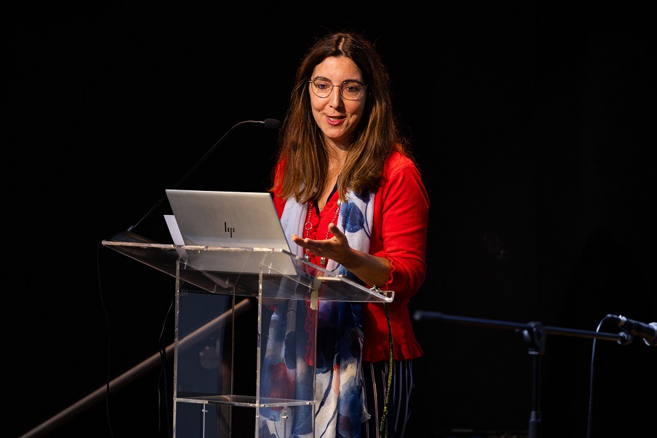 Foto da diretora regional no Concurso Euroscola da região de Lisboa e Vale do Tejo