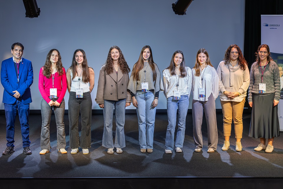 Foto dos jovens vencedores e júri do Concurso Euroscola na região de Lisboa e Vale do Tejo