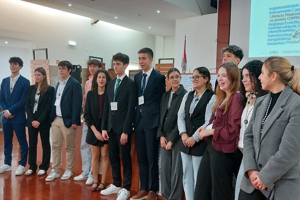 Foto dos jovens das escolas vencedoras e dos elementos da mesa