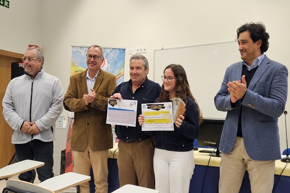 Foto com os intervenientes e aluna vencedora na cerimónia dos Prémios Regionais de Lisboa e Vale do Tejo