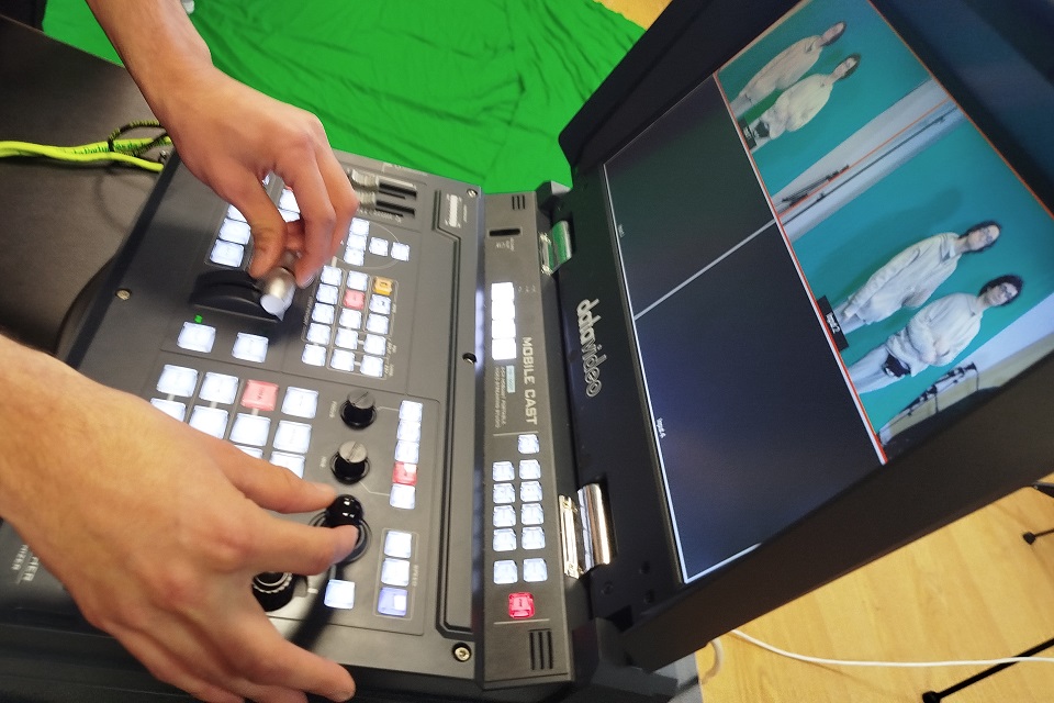 Foto de jovem a manusear equipamento multimedia