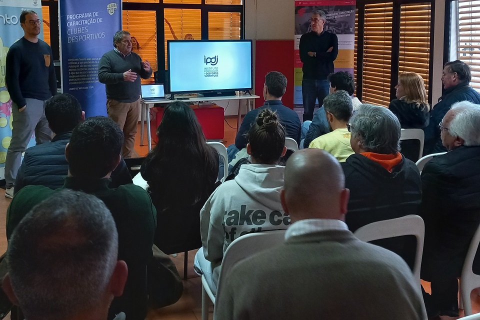 Foto dos intervenientes e participantes na sessão em Santarém