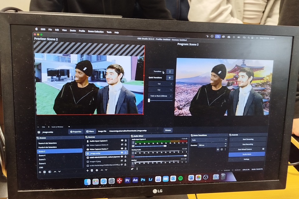Foto de imagem criada com dois jovens através do uso do programa OBS e câmera PTZ.