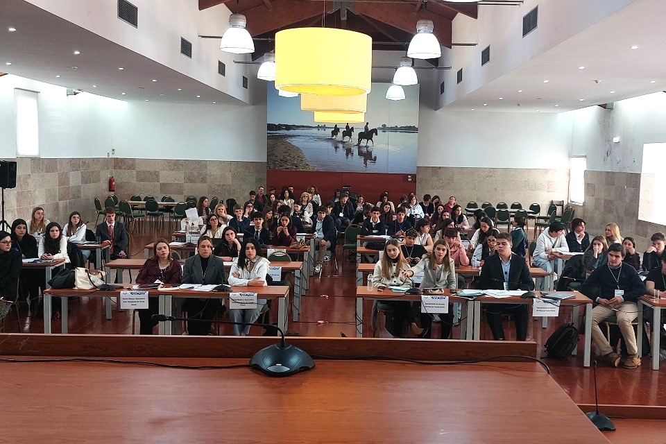 Foto dos deputados na sessão distrital de Santarém do Parlamento dos Jovens