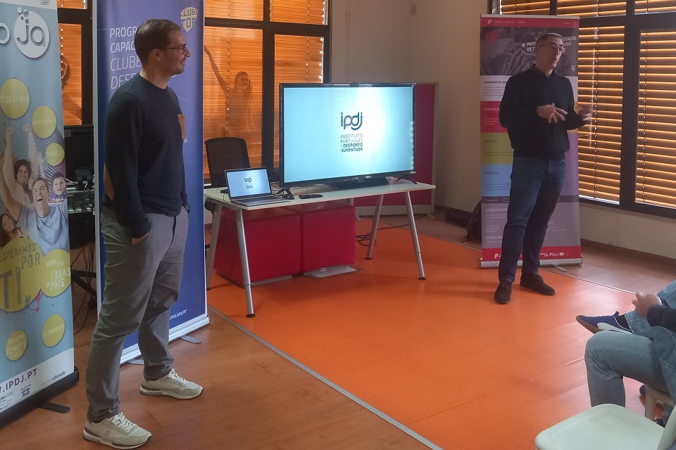 Foto dos intervenientes durante a apresentação do Clube TOP na sessão em Santarém