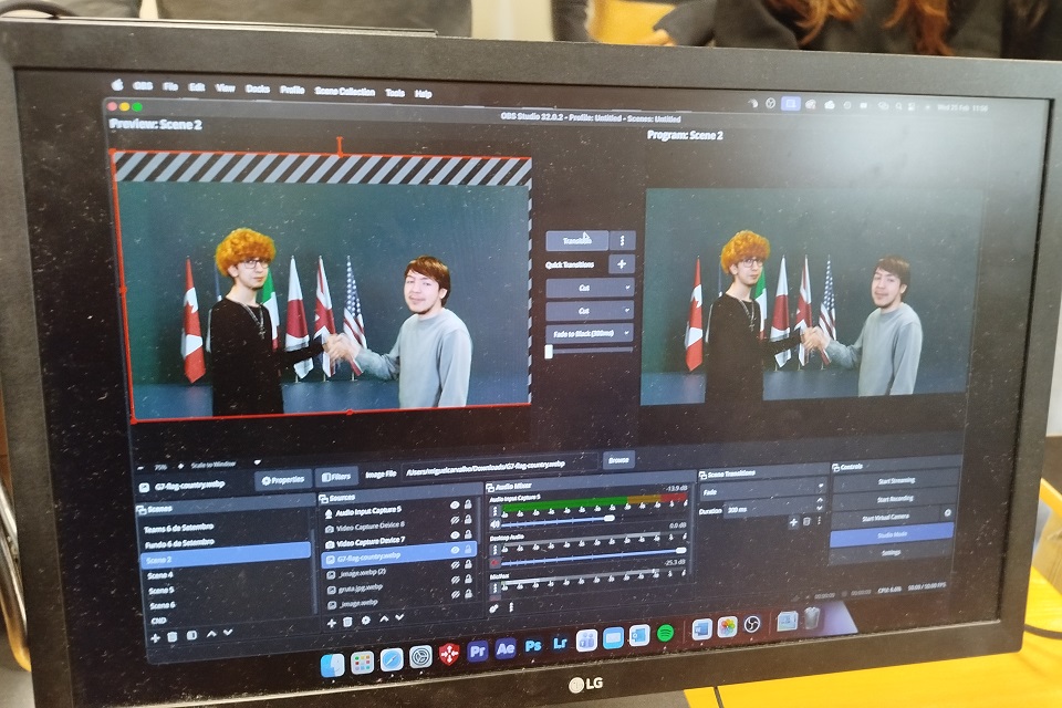 Foto de imagem criada com jovens através do uso do programa OBS e câmera PTZ.