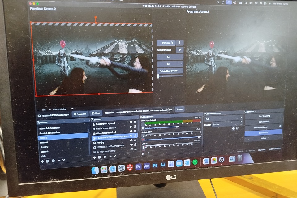 Foto de imagem criada com duas jovens através do uso do programa OBS e câmera PTZ.