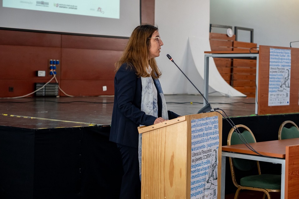 Diretora regional de Lisboa e Vale do Tejo do IPDJ a intervir na sessão distrital de Santarém do Parlamento dos Jovens