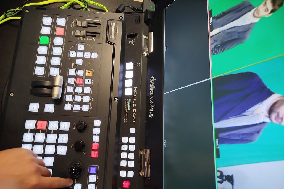 Jovens a editarem imagem através do uso do programa OBS e câmera PTZ.