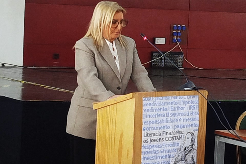 Deputada, Catarina Salgueiro, a intervir na sessão distrital de Santarém do Parlamento dos Jovens