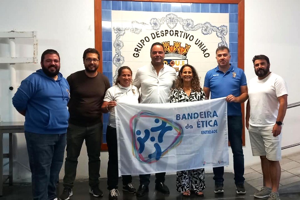 Foto da entrega da Bandeira da Ética ao Clube Desportivo União Ericeirense