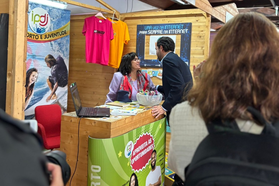 Presidente da Câmara Municipal de Santarém na visita ao stand do IPDJ