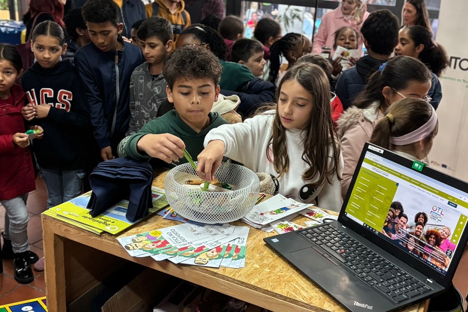 Crianças e jovens a visitar o stand do IPDJ na InterEduca