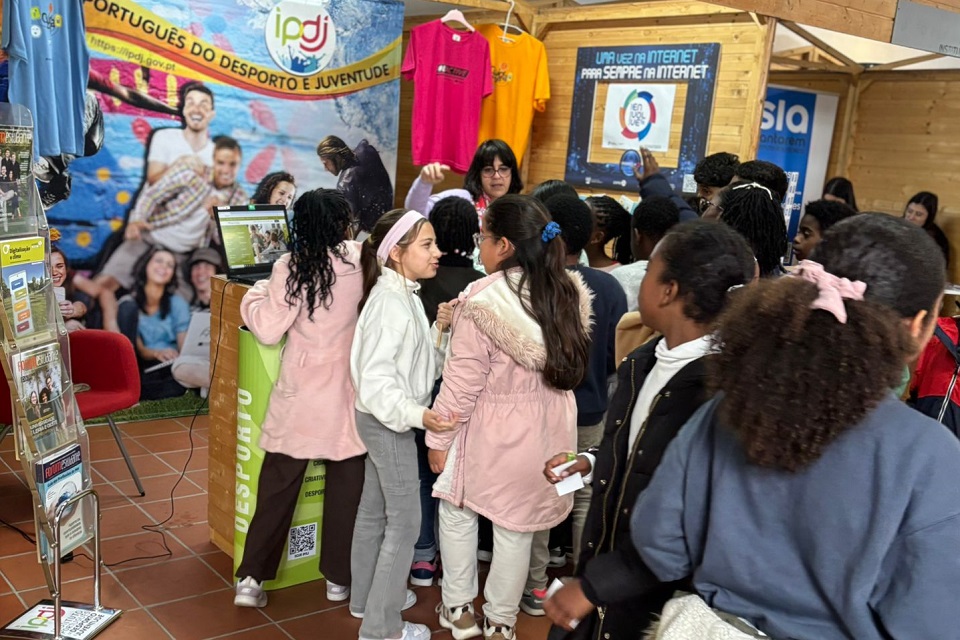 Jovens a serem atendidos no stand do IPDJ na InterEduca