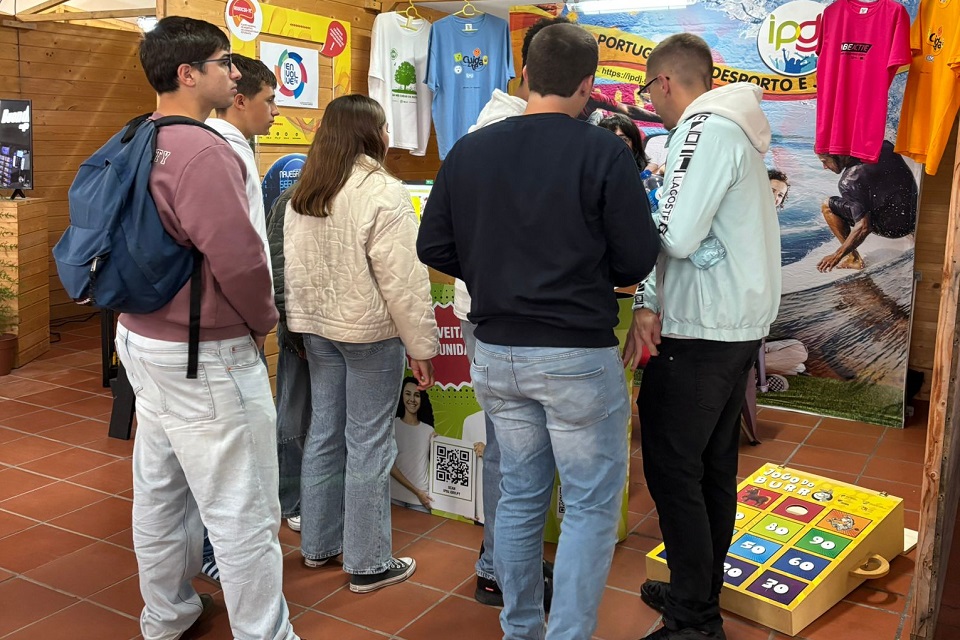 Jovens a visitarem o stand do IPDJ na InterEduca