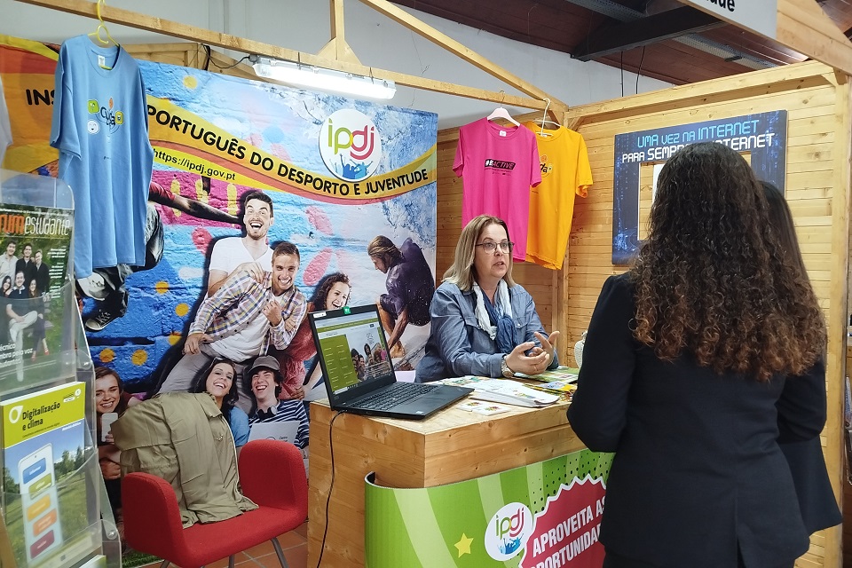 Jovens a serem atendidos no stand do IPDJ na InterEduca