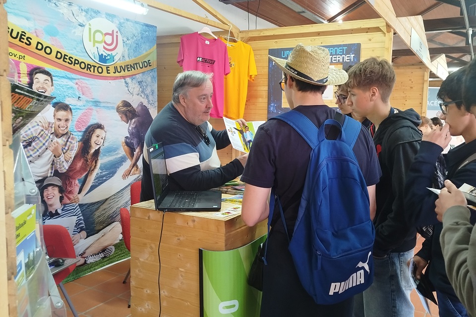 Foto de jovens a serem atendidos no stand do IPDJ na InterEduca