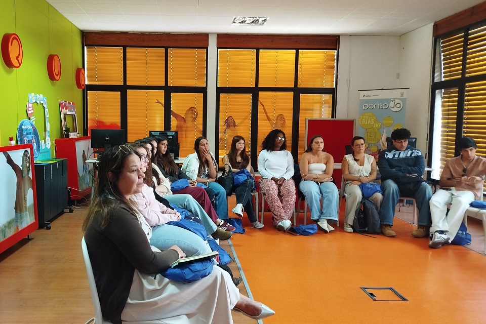 Foto com a professora e os alunos durante uma das sessões na Loja Ponto JA de Santaré