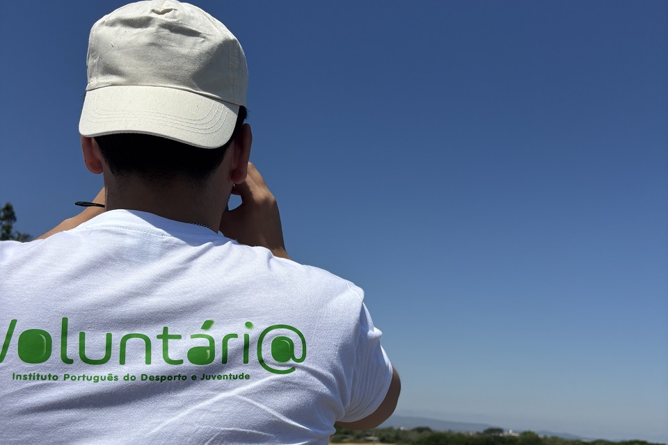 Foto de jovem em vigilância a espaços florestais.