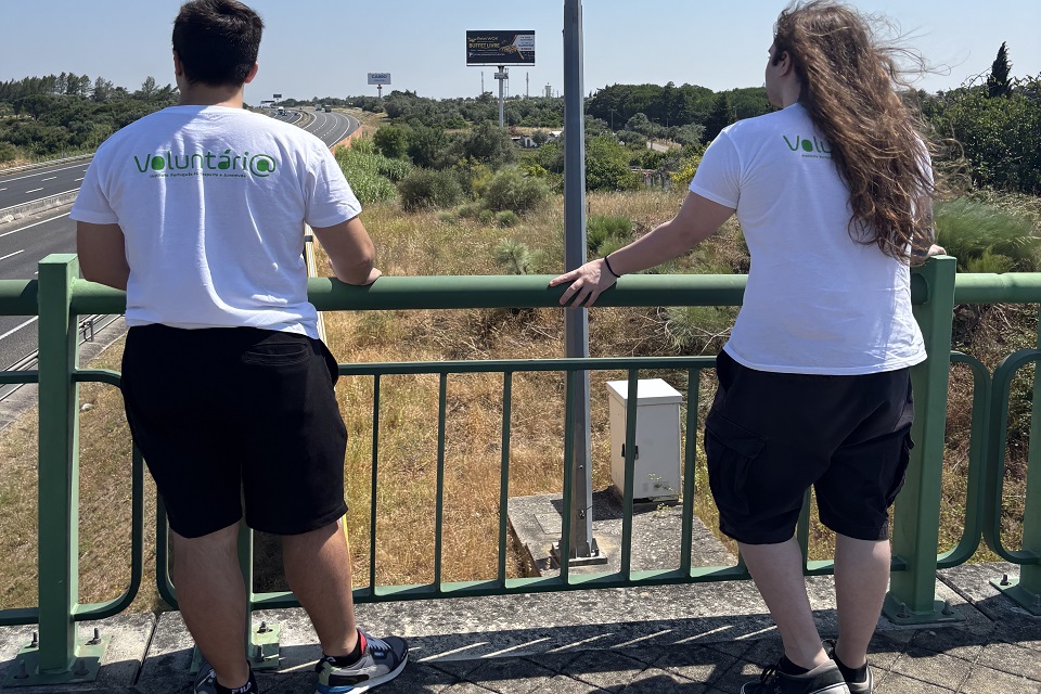 Foto de jovens a procederem à vigilância e monitorização de espaços urbanos