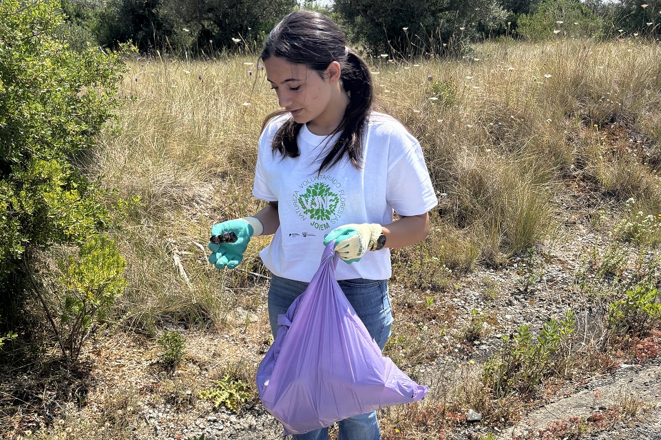 Foto de jovem a manusear equipamento para limpeza de espaços rurais