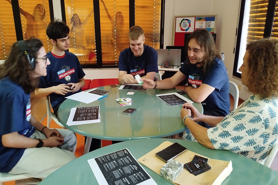 Jovens e técnicos do IPDJ de Santarém a jogarem o jogo Hack Attack