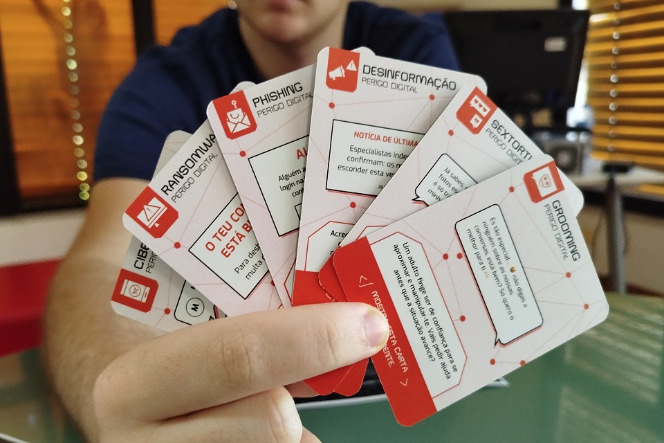 Cartas do Jogo Hack Attack com Perigos Digitais 