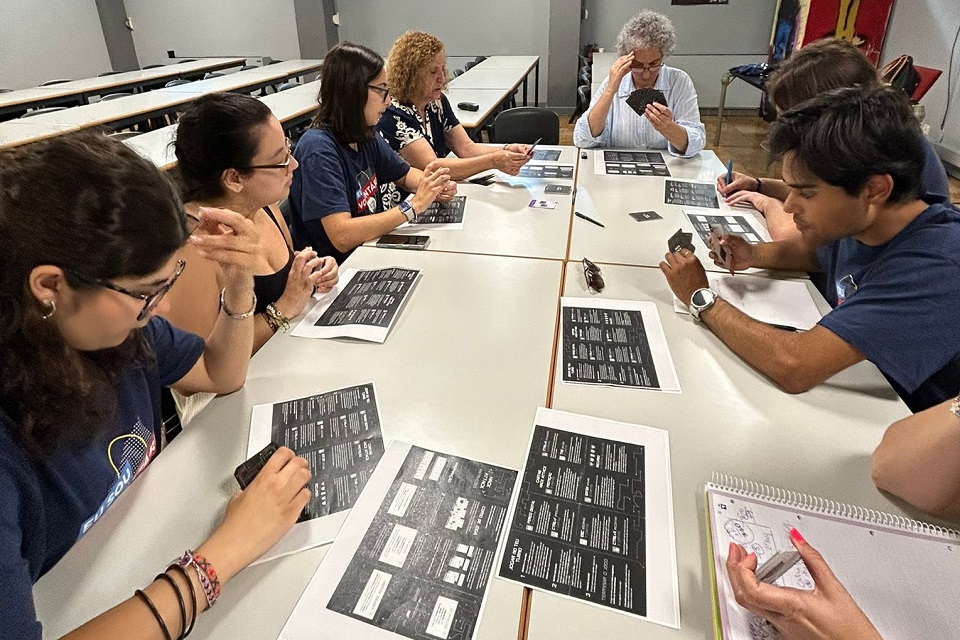 Jovens e técnicos do IPDJ a jogarem o jogo no Centro de Juventude de Lisboa