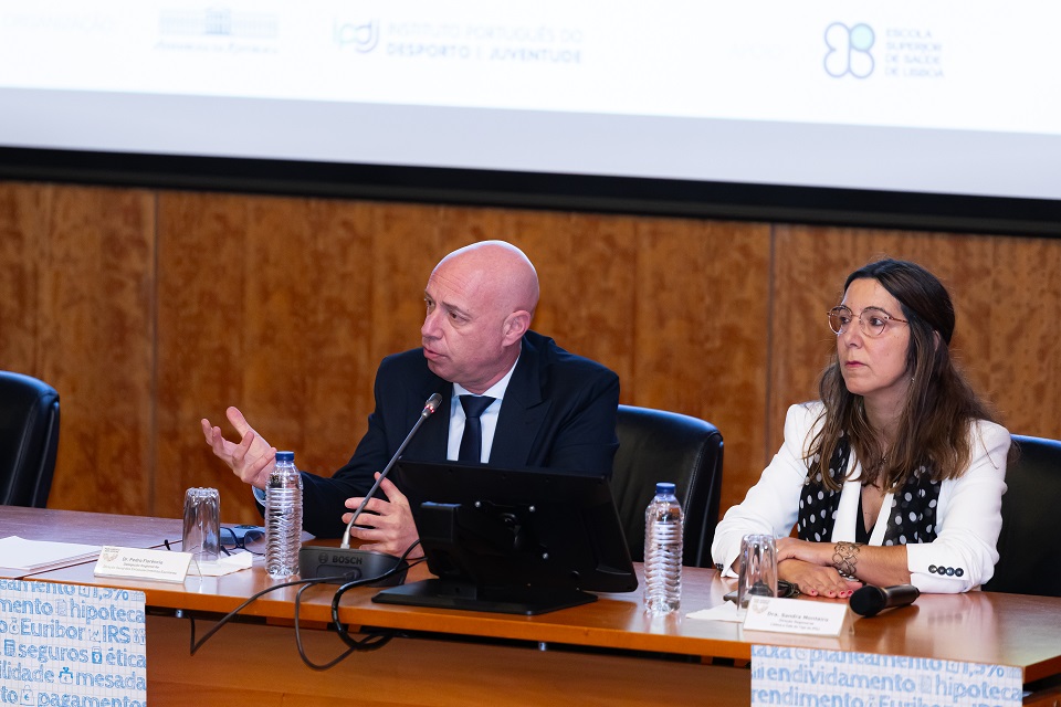 Foto do delegado regional de Educação de LVT na sessão de abertura da sessão de Lisboa do Parlamento dos Jovens