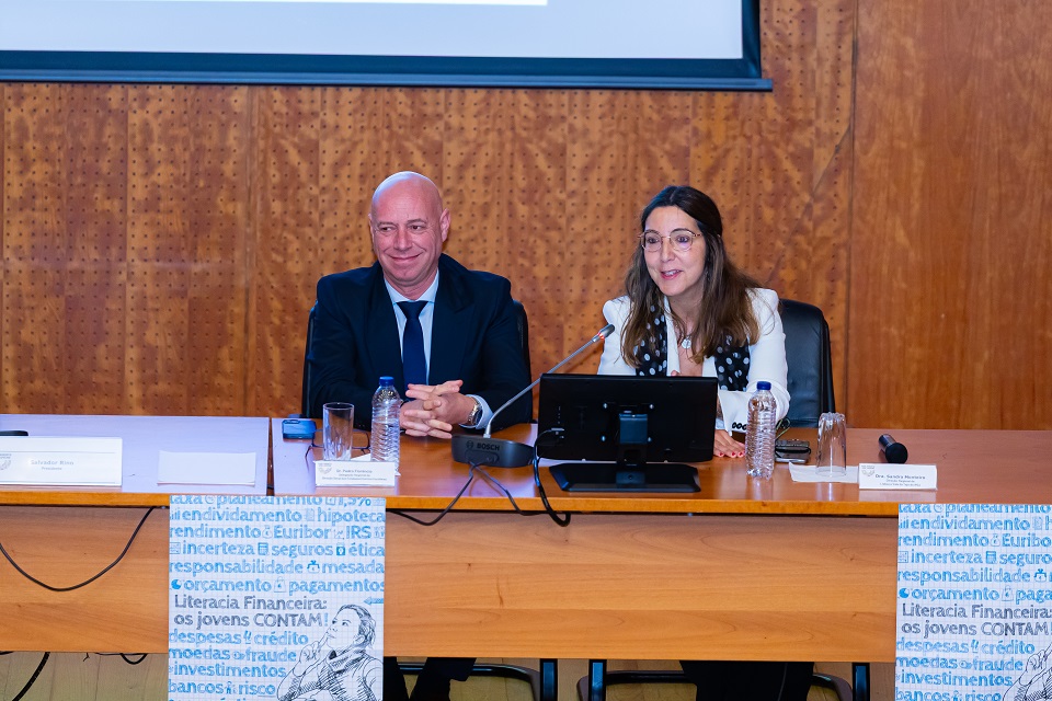 Foto da diretora regional de LVT do IPDJ na sessão de abertura da sessão de Lisboa do Parlamento dos Jovens