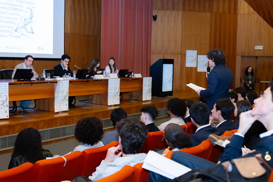 Foto do momento de perguntas ao deputado da Assembleia Republica na sessão de abertura da sessão de Lisboa do Parlamento dos Jovens