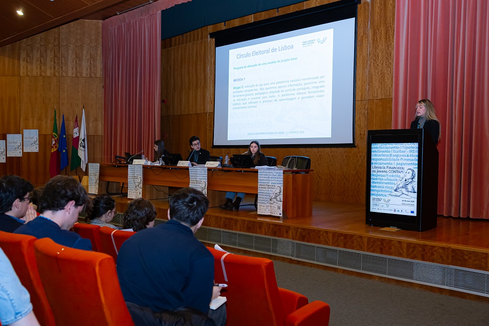 Foto com intervenção de uma deputada na sessão de Lisboa do Parlamento dos Jovens