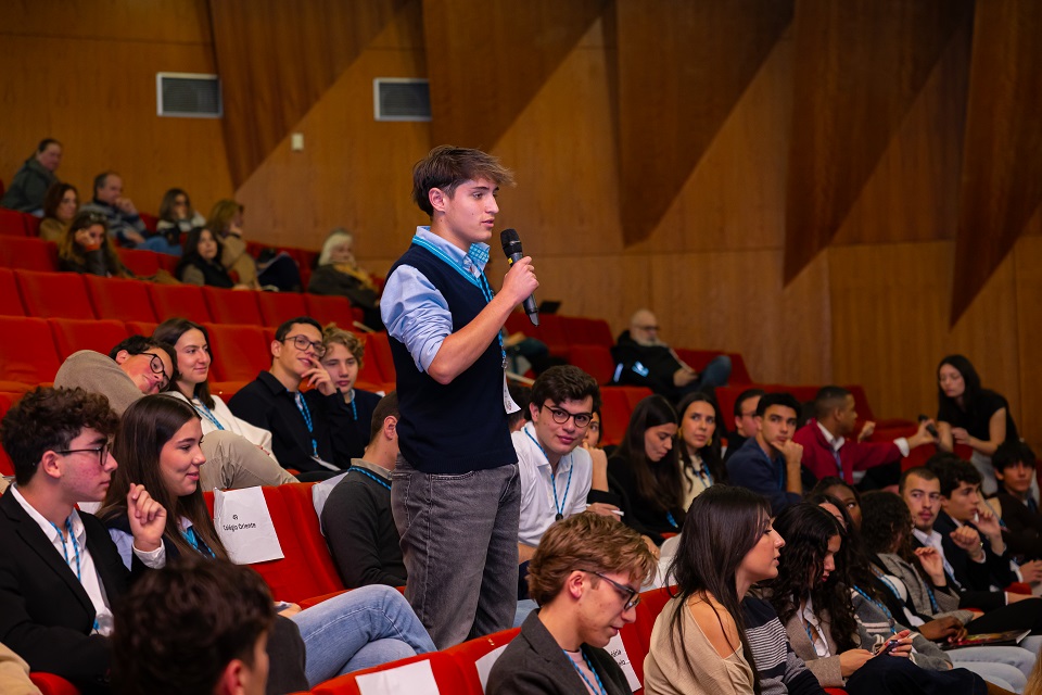 Foto com intervenção de um deputado na sessão de Lisboa do Parlamento dos Jovens