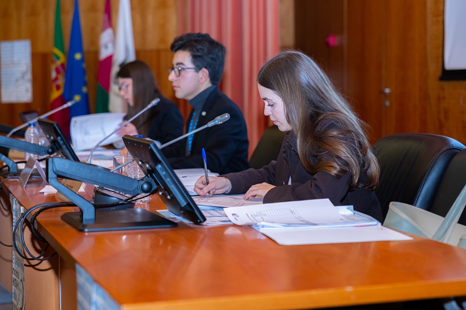 Foto dos elementos da mesa da sessão de Lisboa do Parlamento dos Jovens