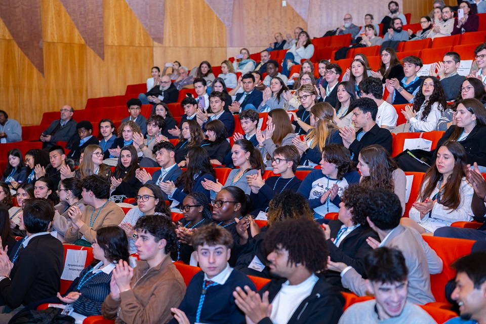 Foto geral da plateia da sessão de Lisboa do Parlamento dos Jovens