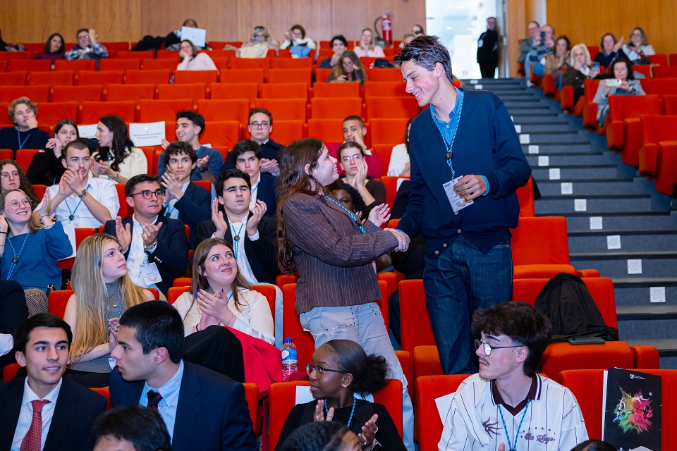 Foto de jovem a parabenizar a porta voz do círculo de Lisboa do Parlamento dos Jovens